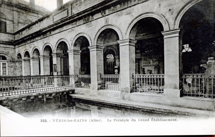 Le péristyle du Grand Etablissement, vers 1920 (carte postale ancienne). - Néris-les-Bains