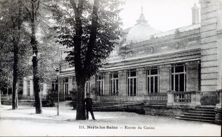 Entrée du Casino, vers 1920 (carte postale ancienne). - Néris-les-Bains