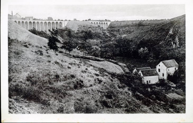 Les moulins et le Viaduc, vers 1920 (carte postale ancienne). - Néris-les-Bains