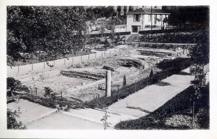 Piscine de l'Epoque Romaine mise à découvert, vers 1920 (carte postale ancienne). - Néris-les-Bains