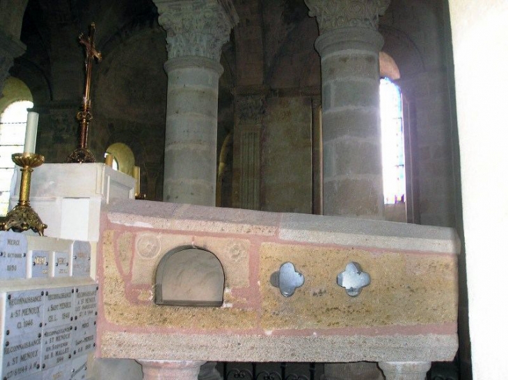 Le débredinoire : le sarcophage du saint est censé guérir les simples d'esprit qui y rentrent leur tête - Saint-Germain-des-Fossés