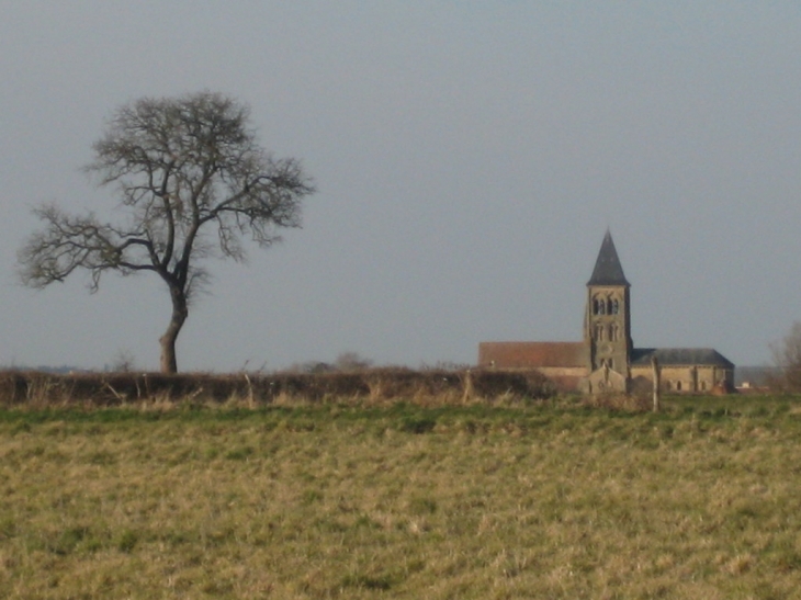 Eglise vue d'un chemin communal - Saint-Menoux