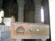 le débredinoire : le sarcophage du saint est censé guérir les simples d'esprit qui y rentrent leur tête