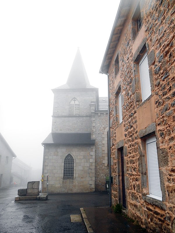 Vers l'église dans la brume - Saint-Nicolas-des-Biefs