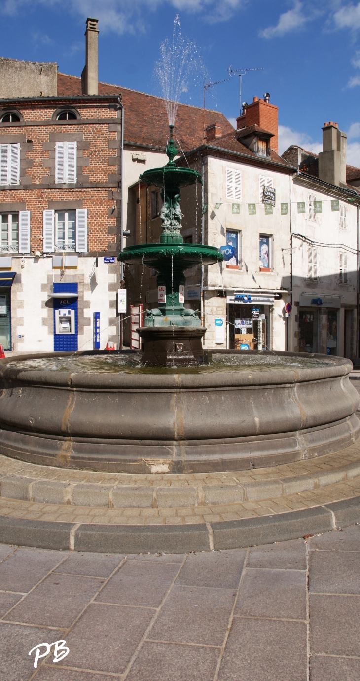 Fontaine Place de L'Hotel de Ville - Saint-Pourçain-sur-Sioule