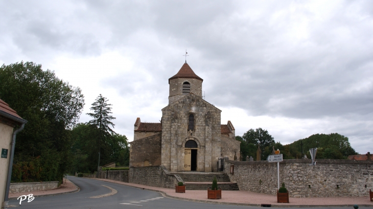 .église Romane Saint-Martial du 12 Em Siècle  - Seuillet