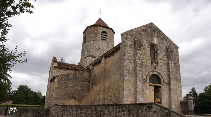 .église Romane Saint-Martial du 12 Em Siècle  - Seuillet