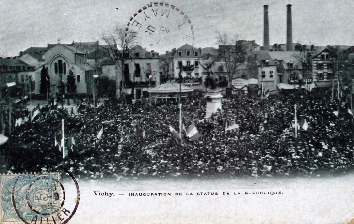Inauguration de la Statue de la République, vers 1905 (carte postale ancienne). - Vichy