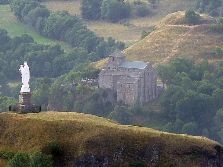 Vue sur l'église de Bredons et la vierge du rocher de Bonnevie - Albepierre-Bredons