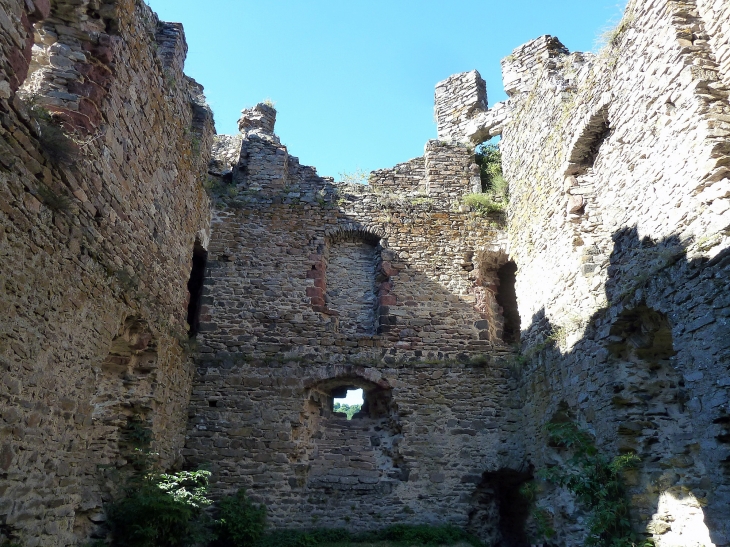 Dans les ruines du château - Alleuze