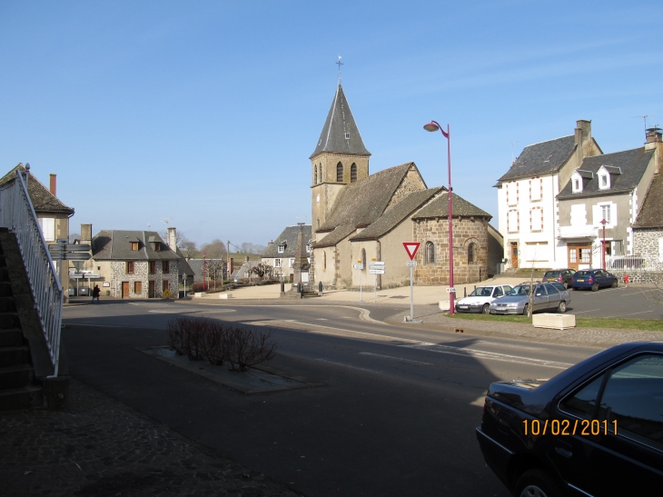 L'église et la place du bourg récemment rénovée - Ally