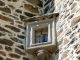 Petite fenêtre originale au château de la Vigne