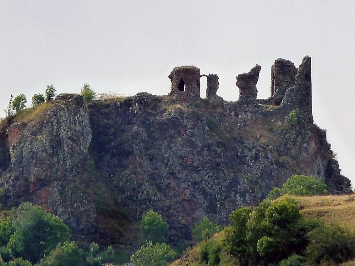 Vue sur les ruines du château - Apchon