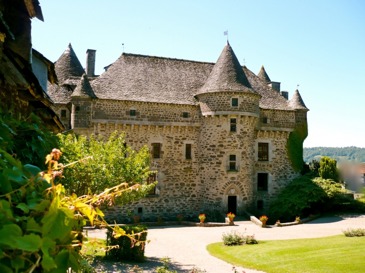 Le château appartient à la même famille depuis plus de 600 ans. Le château actuel a été construit en 1364 et incendié pendant la guerre de Cent Ans. Il est reconstruit entre 1470 et 1510. - Auzers