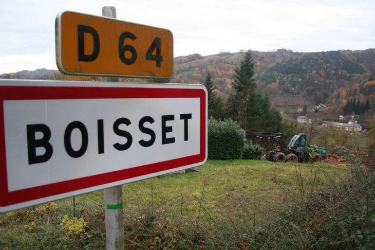 Bienvenue à Boisset ! Le lotissement des Mélèzes en préparation, derrière le panneau.