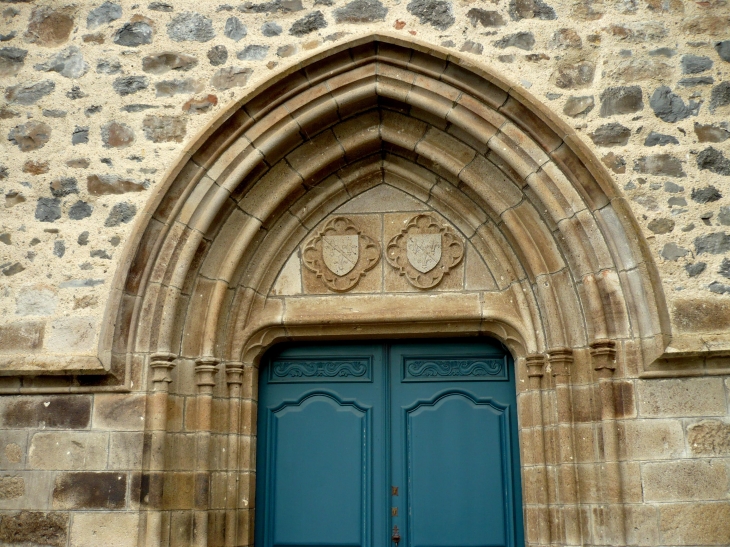 Détail : Portail de l'église Saint-Avit. - Carlat