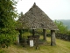 Coix de cimetière abritée par une construction de plan carré, formée d'un toit en pavillon reposant, à chaque angle, sur une grosse colonne octogonale à base cubique. (16ème)