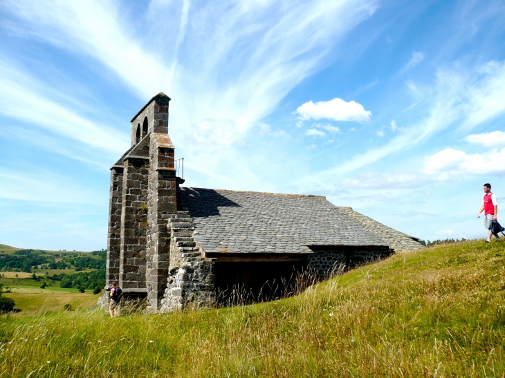 La chapelle Saint-Antoine (XIIe siècle), petit édifice, tapi sur le dos de la colline. Son clocher à peigne affronte vaillamment les vents d'ouest. - Chastel-sur-Murat