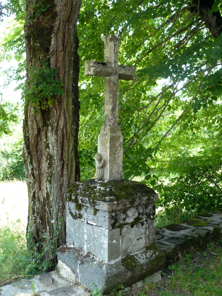 Une croix de chemin dans les environs - Chaudes-Aigues