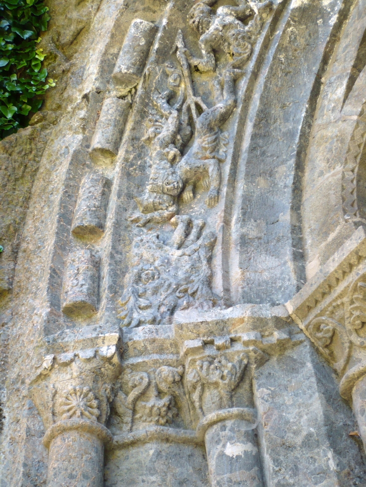 Detail-du-portail-de-la-chapelle-monolithe - Archivolte romane ornée du blason de Fontanges.