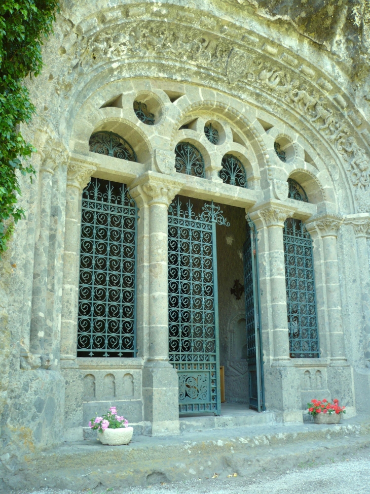 Le portail de la Chapelle Monolithe - Fontanges