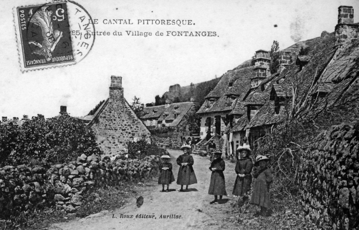 Entrée du village, vers 1910 (carte postale ancienne). - Fontanges