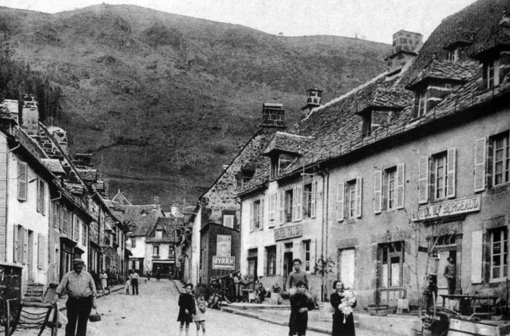 Entrée du village, vers 1936 (carte postale ancienne). - Fontanges