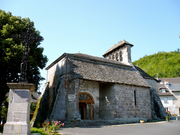 Eglise Notre-Dame de l'Assomption est une petite merveille romane. Construite principalement au cours du XIIe siècle. - Jou-sous-Monjou
