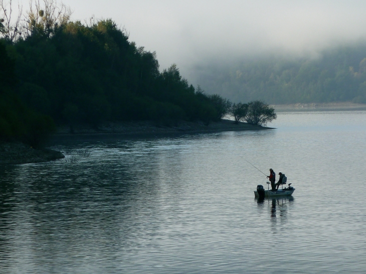 Pêcheurs au petit matin sur le lac de Bort-les-Orgues. - Lanobre