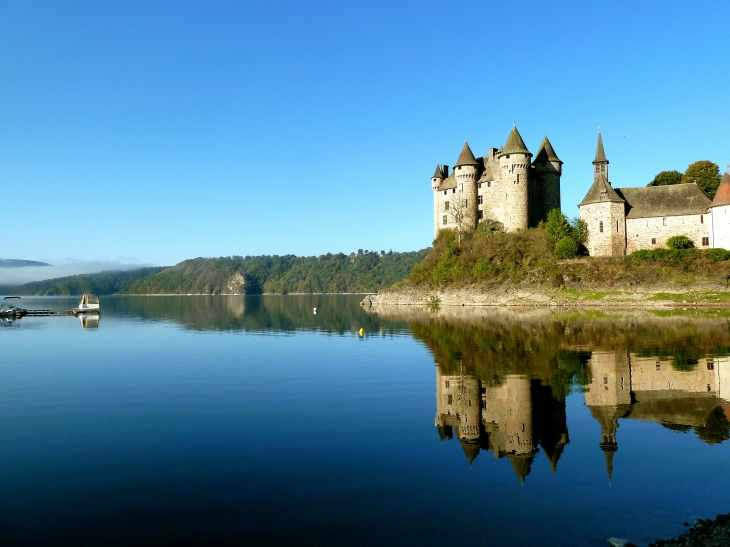 Le château de Val est un château du XIIe siècle situé en Artense, près de Lanobre.