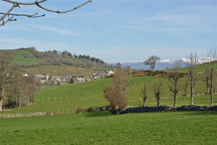 Lieutadès avec le Plomb du Cantal enneigé