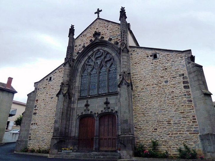 L'entrée de l'église - Massiac