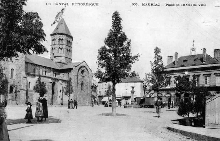 Place de l'Hotel de Ville, vers 1908 (carte postale ancienne). - Mauriac