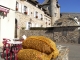 Photo suivante de Montsalvy Chateau de Montsalvy et sac  de chataignes