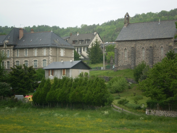 La chapelle et les écoles - Neussargues-Moissac