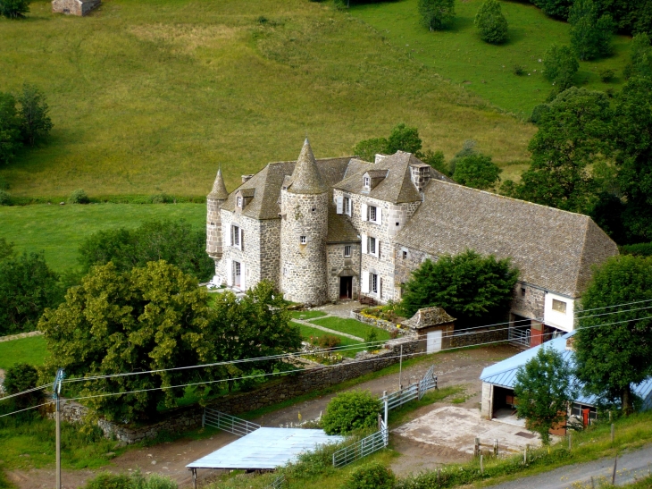 Château de Bélinay - Le Joyau de la vallée de l'Epie, hameau et château dont l'architecture dénote le XIVe siècle. - Paulhac