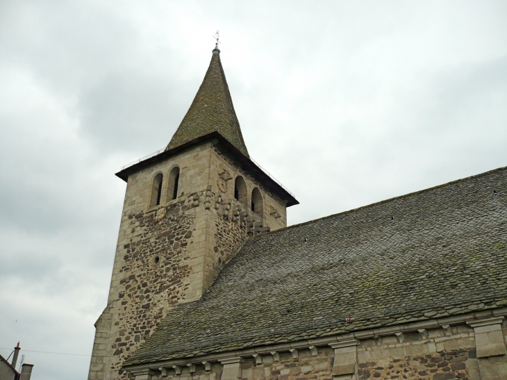 Clocher de l'église Saint-Georges. Eglise romane bâtie du XIe au XVe siècles. - Riom-ès-Montagnes
