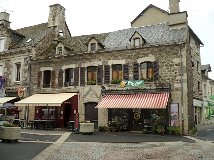 Commerces du village. - Riom-ès-Montagnes