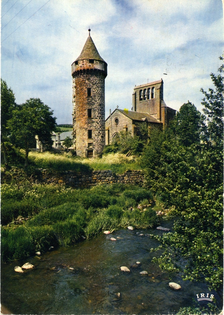 L'église et le château (carte postale de 1970) - Roffiac