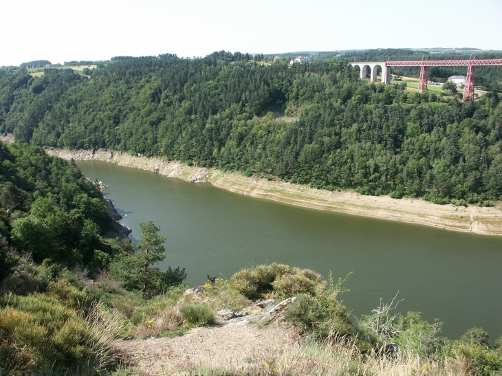Entièrement métallique, ce pont ferroviaire fut construit par la Société Gustave Eiffel & Cie. Il est situé sur la route de Saint-Flour à Mende, à 14 K de Saint-Flour. - Ruynes-en-Margeride