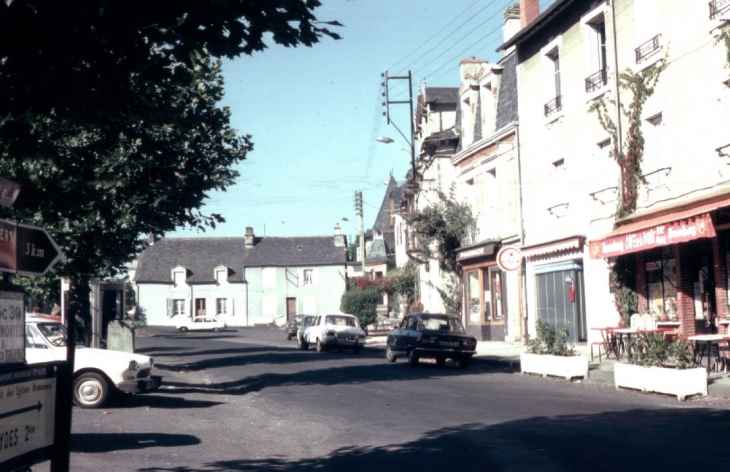 Sur la place vers 1977-1979 - Saignes