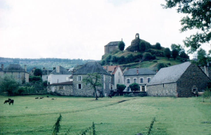 La chapelle vue de l'ancien lavoir - Saignes