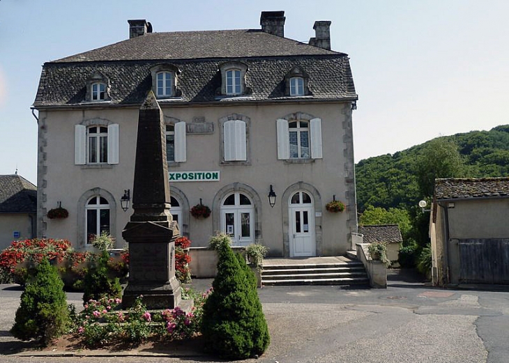 La mairie et le monument aux morts - Saint-Étienne-de-Chomeil