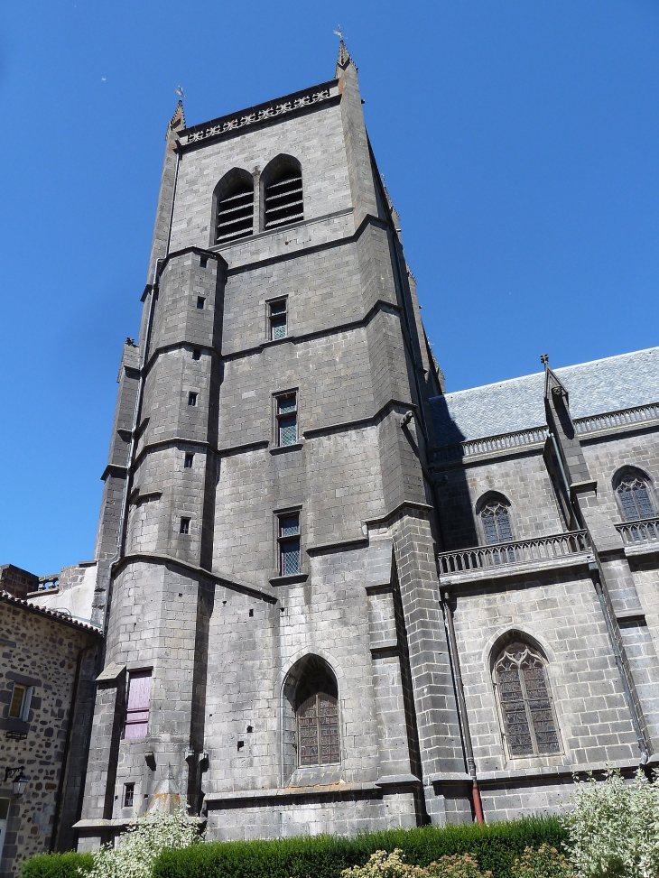 Une tour de la cathédrale - Saint-Flour