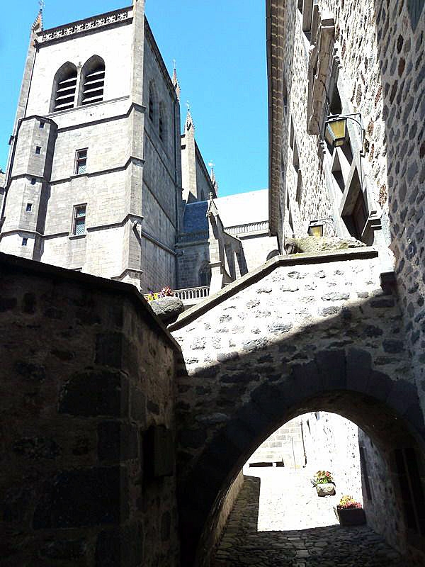 Passage vers le palais épiscopal - Saint-Flour