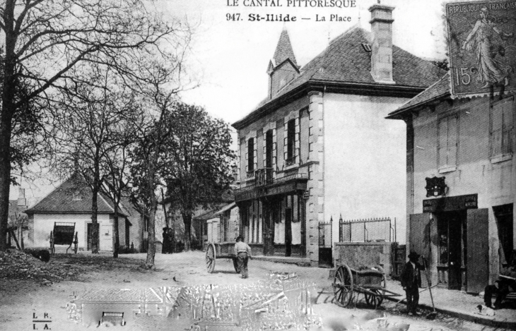 La place, vers 1910 (carte postale ancienne). - Saint-Illide