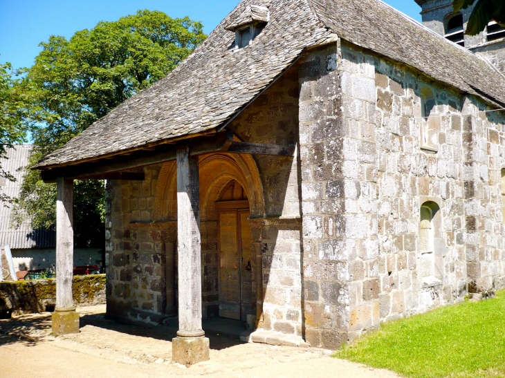 Le Porche de l'église est un témoin précieux de ce qui existait dans plusieurs autres églises de Haute Auvergne. - Saint-Martin-Cantalès