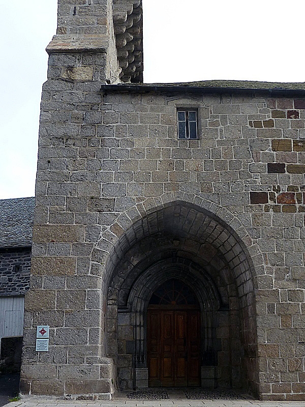 L'entrée de l'église - Saint-Urcize