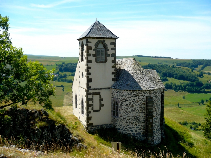 Superbe Chapelle de Valentine (XIIIe siècle), véritable citadelle au panorama incomparable sur la vallée de la Santoire et le plateau du Limon. - Ségur-les-Villas