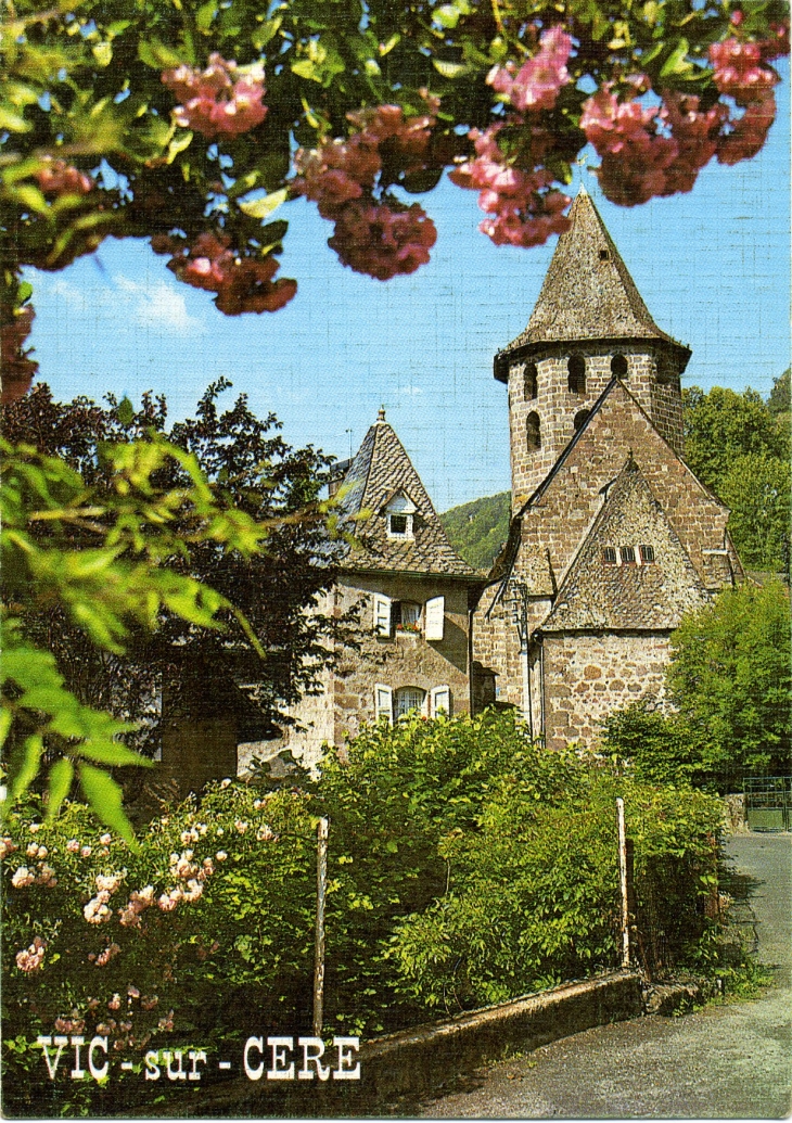 Un aspect du Bourg, dominé par l'église du XII° aux XVII° (carte postale de 1980) - Vic-sur-Cère